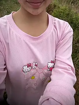 Snapshot of Miubeeeee chatting on November 2025 02:39:02 AM Miubeeeee online show from November 2025 02:39:02 AM