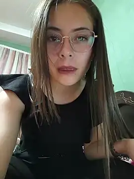 Snapshot of EmmaValencia_ chatting on November 2025 05:18:02 AM EmmaValencia online show from November 2025 05:18:02 AM