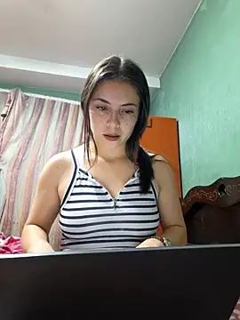 Snapshot of EmmaValencia_ chatting on November 2025 04:44:01 AM EmmaValencia online show from November 2025 04:44:01 AM