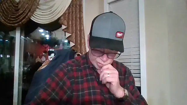 Snapshot of Farmall400 chatting on April 2026 05:16:01 AM Farmall400 online show from April 2026 05:16:01 AM