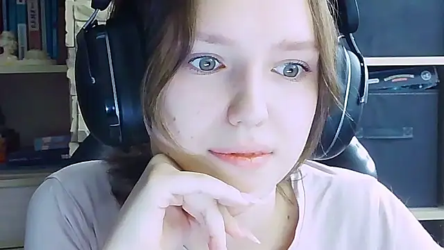 Snapshot of Diana-back chatting on September 2025 06:07:01 AM Diana-back online show from September 2025 06:07:01 AM