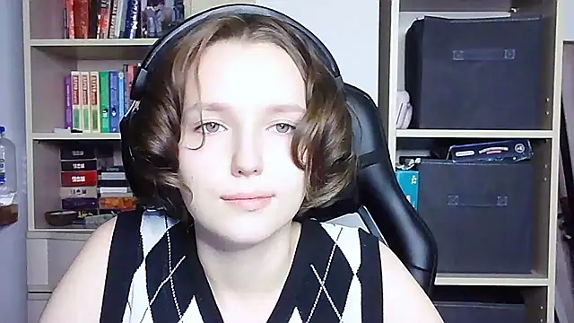 Snapshot of Diana-back chatting on October 2025 04:26:02 PM Diana-back online show from October 2025 04:26:02 PM