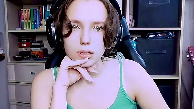 Snapshot of Diana-back chatting on October 2025 07:51:01 AM Diana-back online show from October 2025 07:51:01 AM