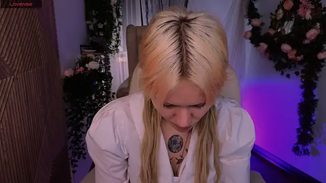 kitten murray  online show from November 2025 01:33:02 PM