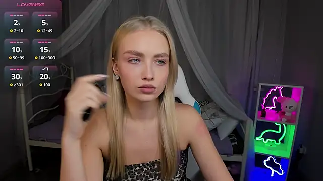 Snapshot of TessaGrays chatting on November 2025 12:20:01 PM TessaGrays online show from November 2025 12:20:01 PM