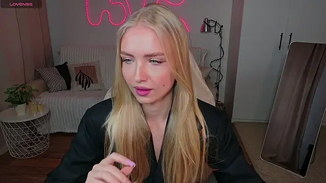 Snapshot of TessaGrays chatting on April 2026 09:51:02 AM TessaGrays online show from April 2026 09:51:02 AM