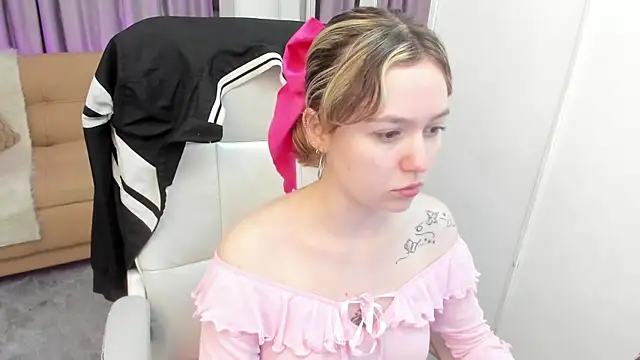 Lucia Copper online show from November 2025 12:05:02 PM