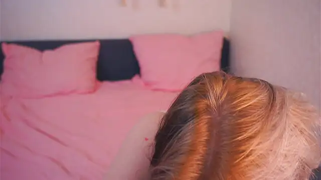 Snapshot of EviaVanveen chatting on December 2025 07:39:01 AM EviaVanveen online show from December 2025 07:39:01 AM