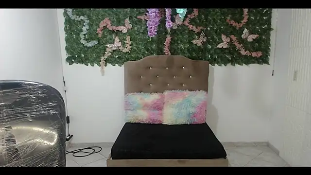 cristal hills 19 online show from December 2025 05:07:01 PM