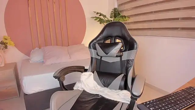 Snapshot of mia_curry chatting on October 2025 08:06:02 PM mia curry online show from October 2025 08:06:02 PM