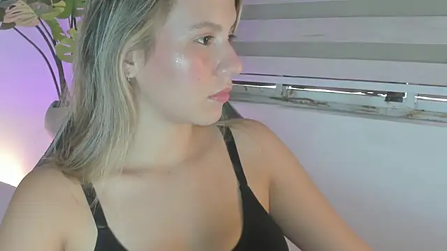 Snapshot of mia_curry chatting on November 2025 07:01:02 PM mia curry online show from November 2025 07:01:02 PM