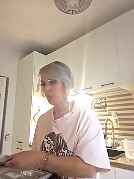 KirraWhite online show from October 2025 04:41:02 PM