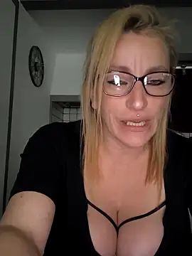 Snapshot of Fifi83Bell chatting on April 2026 02:44:02 PM Fifi83Bell online show from April 2026 02:44:02 PM