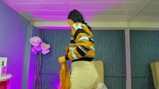 LeaMoreau22 online show from December 2025 01:07:01 PM