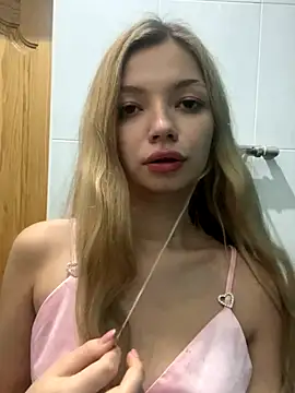 Snapshot of _Siennaaa_ chatting on October 2025 10:45:02 PM  Siennaaa  online show from October 2025 10:45:02 PM