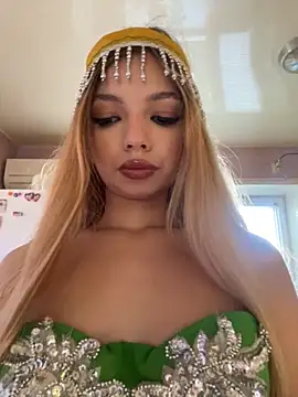 Snapshot of _Siennaaa_ chatting on November 2025 12:06:02 PM  Siennaaa  online show from November 2025 12:06:02 PM