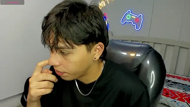 Snapshot of StiwenTwink chatting on October 2025 04:08:02 PM StiwenTwink online show from October 2025 04:08:02 PM