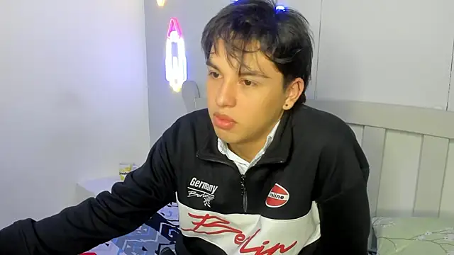 Snapshot of StiwenTwink chatting on October 2025 12:06:01 PM StiwenTwink online show from October 2025 12:06:01 PM