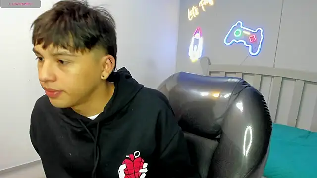 Snapshot of StiwenTwink chatting on November 2025 01:55:02 PM StiwenTwink online show from November 2025 01:55:02 PM