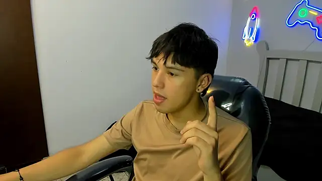 Snapshot of StiwenTwink chatting on November 2025 04:13:02 PM StiwenTwink online show from November 2025 04:13:02 PM