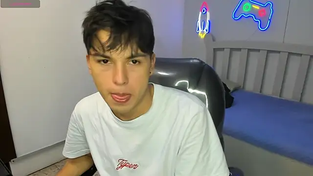 Snapshot of StiwenTwink chatting on November 2025 04:55:01 PM StiwenTwink online show from November 2025 04:55:01 PM