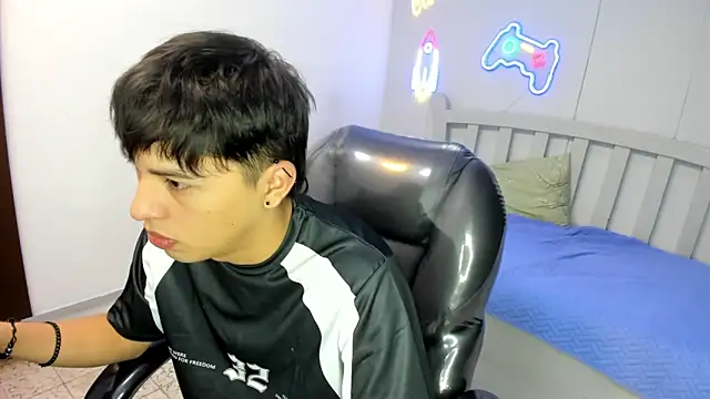 Snapshot of StiwenTwink chatting on November 2025 04:05:01 PM StiwenTwink online show from November 2025 04:05:01 PM