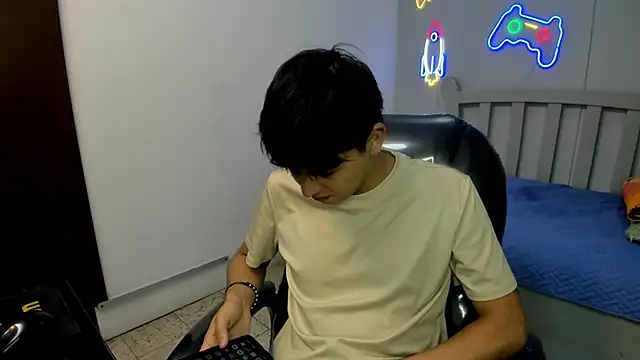 Snapshot of StiwenTwink chatting on November 2025 12:39:02 PM StiwenTwink online show from November 2025 12:39:02 PM