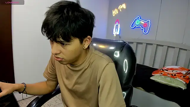 Snapshot of StiwenTwink chatting on December 2025 12:32:02 PM StiwenTwink online show from December 2025 12:32:02 PM