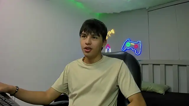 Snapshot of StiwenTwink chatting on December 2025 07:43:01 PM StiwenTwink online show from December 2025 07:43:01 PM