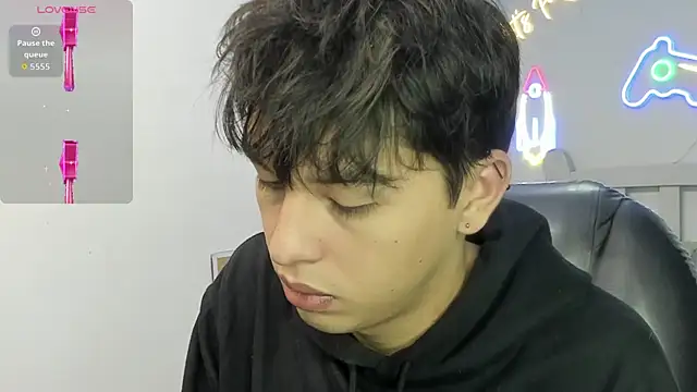 Snapshot of StiwenTwink chatting on December 2025 01:05:02 PM StiwenTwink online show from December 2025 01:05:02 PM