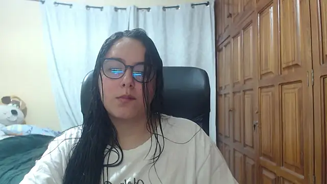 Snapshot of Venus_cat_ chatting on April 2026 01:43:02 AM Venus cat online show from April 2026 01:43:02 AM