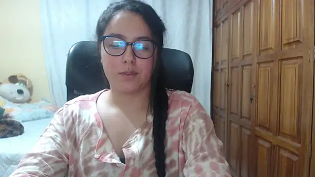 Snapshot of Venus_cat_ chatting on April 2026 02:50:02 AM Venus cat online show from April 2026 02:50:02 AM