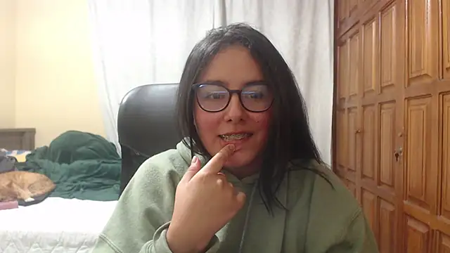 Snapshot of Venus_cat_ chatting on April 2026 11:19:02 PM Venus cat online show from April 2026 11:19:02 PM