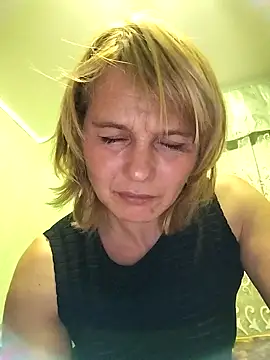 Snapshot of Masha412111 chatting on October 2025 08:18:02 PM Masha412111 online show from October 2025 08:18:02 PM