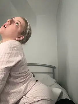 Snapshot of LucyLowbb chatting on October 2025 08:23:02 AM LucyLowbb online show from October 2025 08:23:02 AM