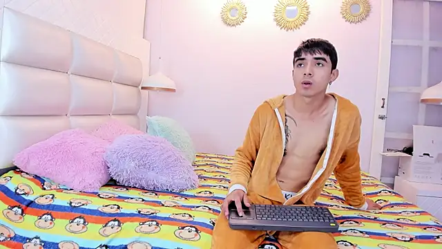 Hottie Guy online show from October 2025 06:20:01 PM