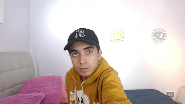 Hottie Guy online show from November 2025 05:46:02 PM