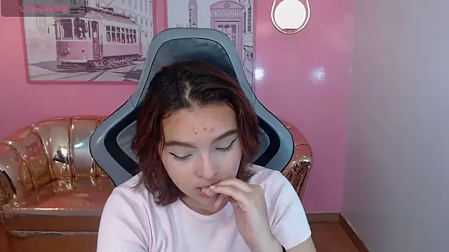 mia foster t online show from December 2025 12:45:02 PM