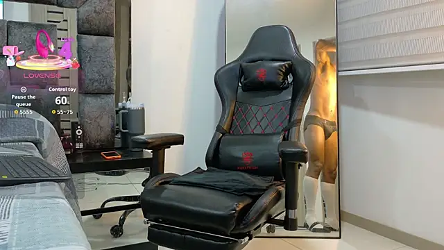 johnjaguar1  online show from October 2025 11:18:02 AM