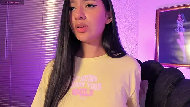 Snapshot of anne_leee chatting on April 2026 04:46:01 AM anne leee online show from April 2026 04:46:01 AM