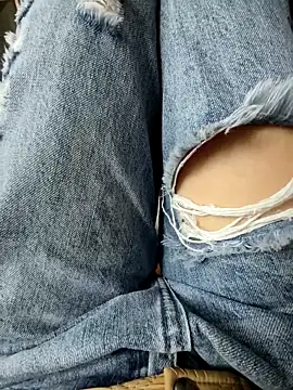 Lili 2love online show from November 2025 01:05:01 AM