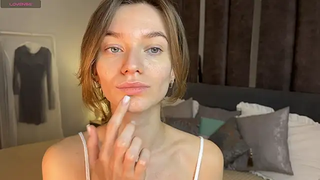 Snapshot of EvaToniz chatting on December 2025 01:11:02 AM EvaToniz online show from December 2025 01:11:02 AM