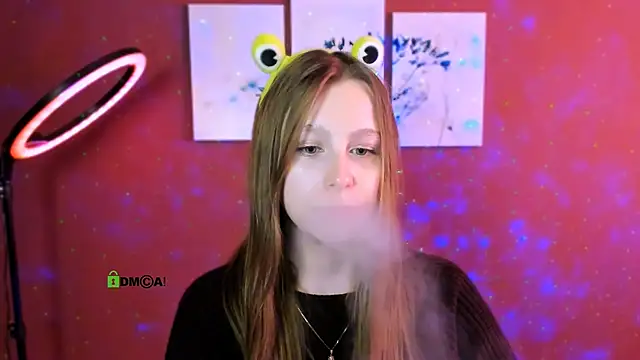 esme moore  online show from October 2025 08:45:02 AM