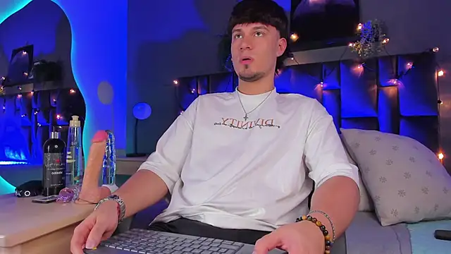 LiamThunder05  online show from December 2025 07:54:02 PM