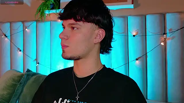 LiamThunder05  online show from December 2025 07:43:02 PM