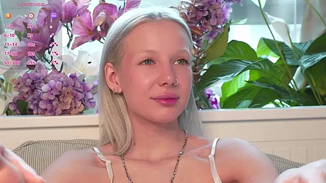 Snapshot of RanyThomson chatting on November 2025 12:04:01 PM RanyThomson online show from November 2025 12:04:01 PM