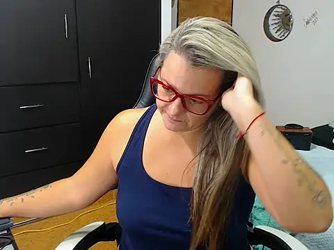 perlagoloza05 online show from October 2025 02:01:02 AM