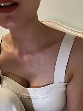 Snapshot of Mile-m chatting on April 2026 11:31:02 AM Mile-m online show from April 2026 11:31:02 AM