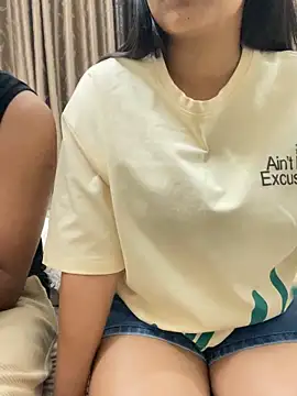 Snapshot of vickyandtania chatting on March 2026 05:27:01 PM vickyandtania online show from March 2026 05:27:01 PM