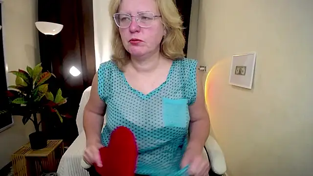 VestaWoody online show from October 2025 06:11:01 AM